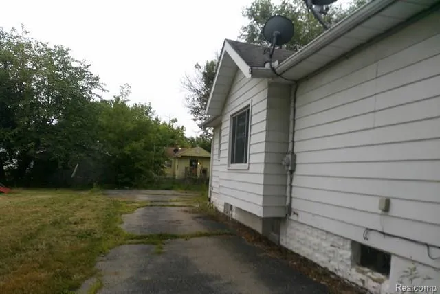 2054 E Parkwood Avenue Burton City, MI 48529