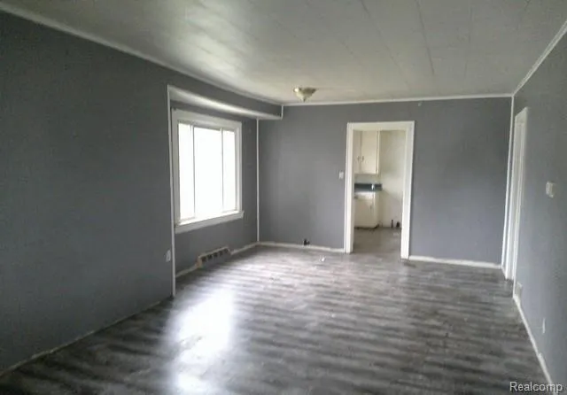 2054 E Parkwood Avenue Burton City, MI 48529