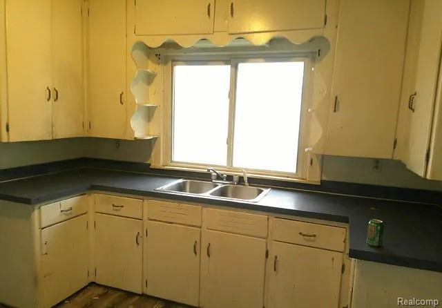 2054 E Parkwood Avenue Burton City, MI 48529
