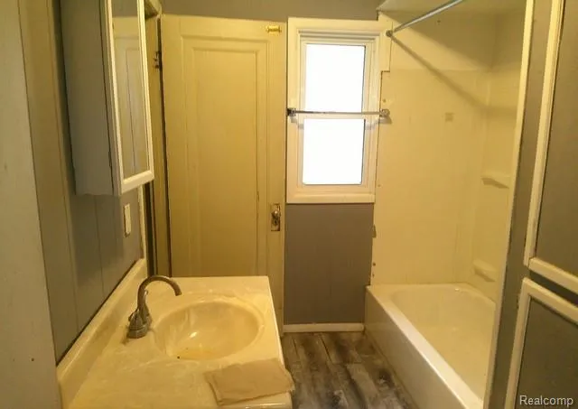 2054 E Parkwood Avenue Burton City, MI 48529