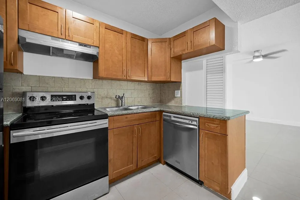 6953 SW 7th St Margate, FL 33068