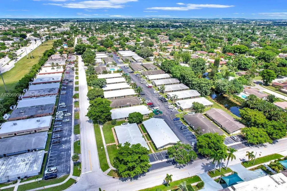 6953 SW 7th St Margate, FL 33068