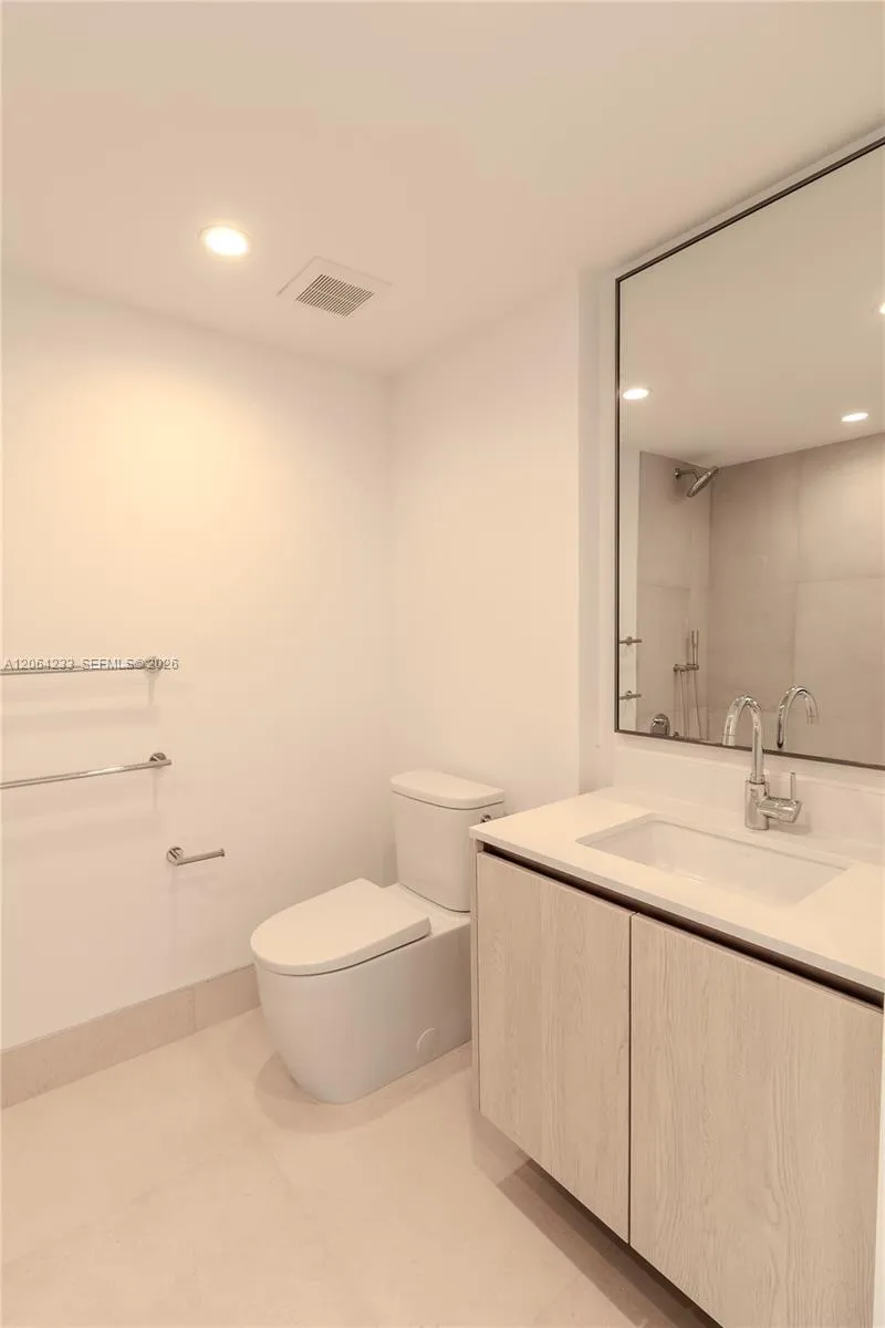 9221 E Bay Harbor Drive #307 Bay Harbor Islands, FL 33154