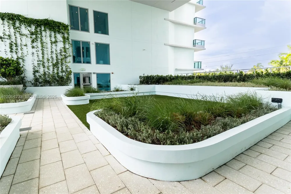 9221 E Bay Harbor Drive #307 Bay Harbor Islands, FL 33154