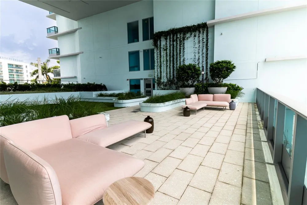 9221 E Bay Harbor Drive #307 Bay Harbor Islands, FL 33154