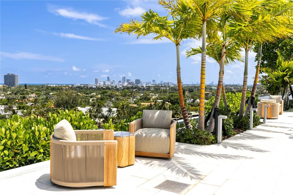 9221 E Bay Harbor Drive #307 Bay Harbor Islands, FL 33154