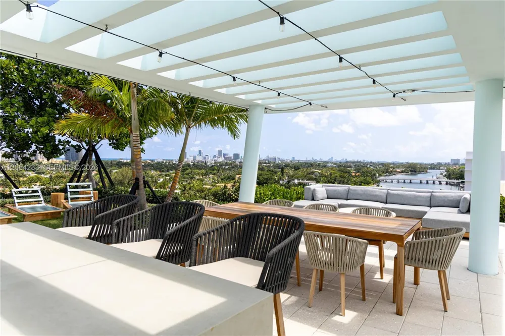 9221 E Bay Harbor Drive #307 Bay Harbor Islands, FL 33154