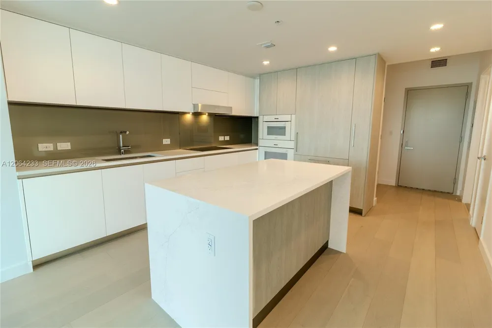 9221 E Bay Harbor Drive #307 Bay Harbor Islands, FL 33154