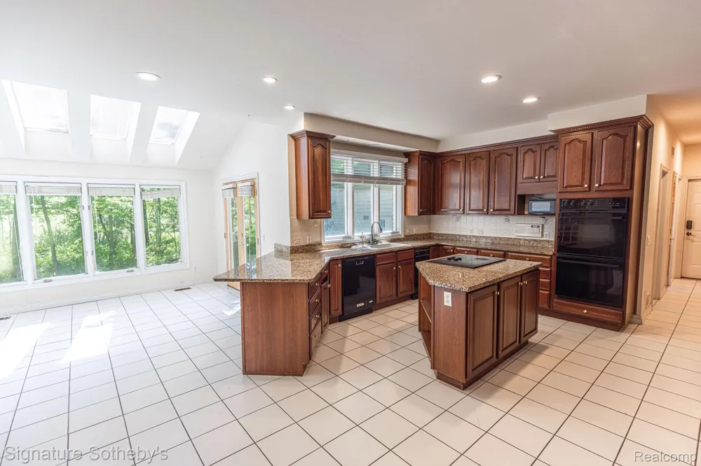 2855 Cranbrook Ridge Court Oakland Charter Township, MI 48306