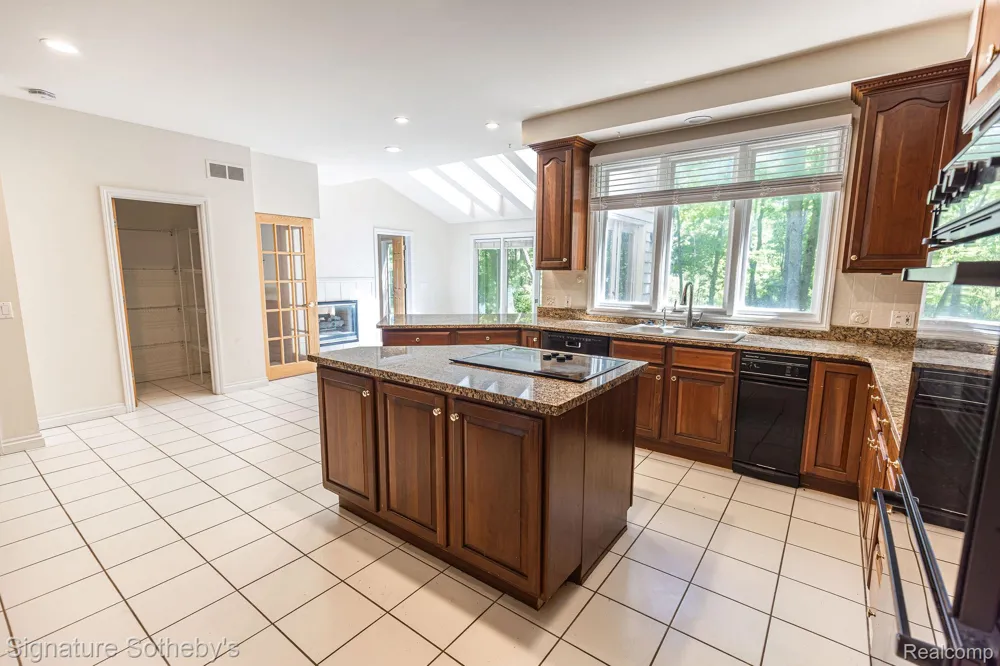 2855 Cranbrook Ridge Court Oakland Charter Township, MI 48306