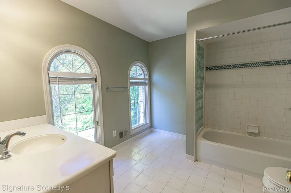 2855 Cranbrook Ridge Court Oakland Charter Township, MI 48306