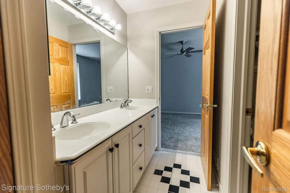 2855 Cranbrook Ridge Court Oakland Charter Township, MI 48306