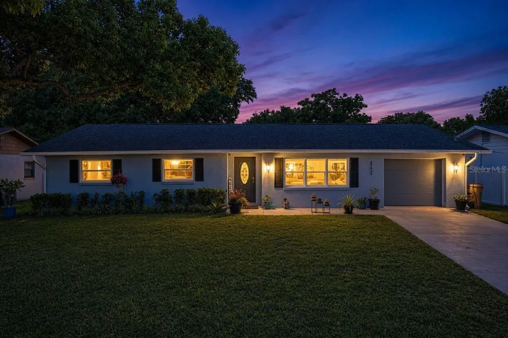 27821 LOIS DRIVE Tavares, FL 32778