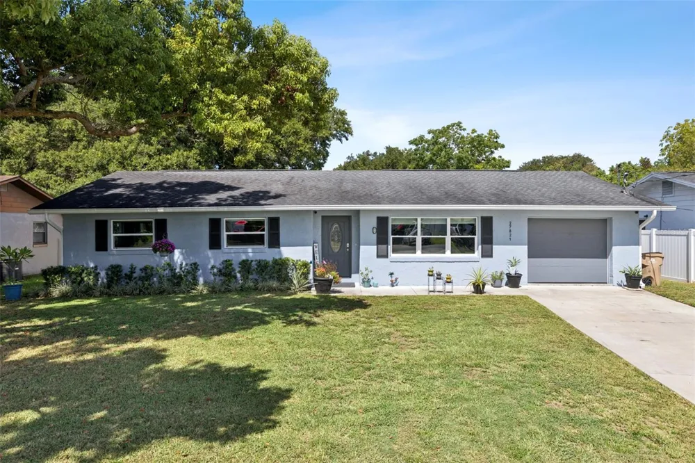 27821 LOIS DRIVE Tavares, FL 32778