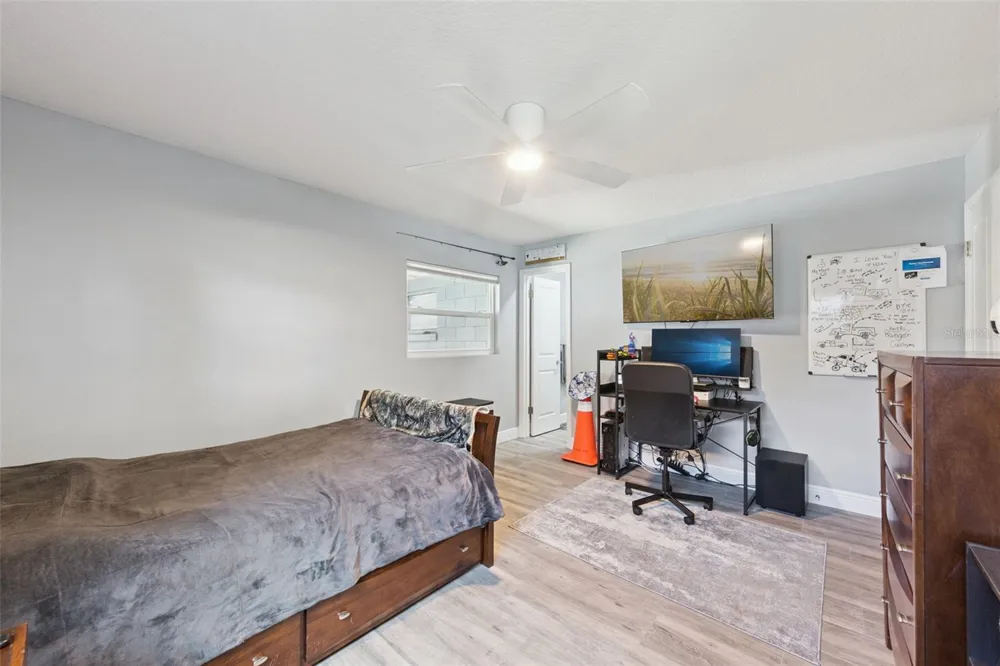 27821 LOIS DRIVE Tavares, FL 32778