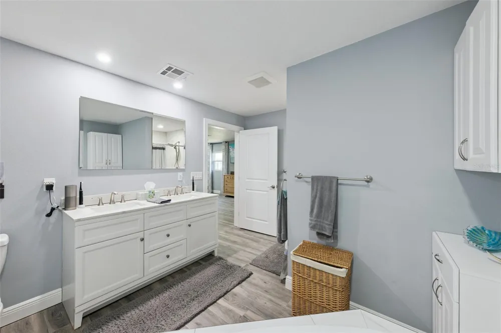 27821 LOIS DRIVE Tavares, FL 32778