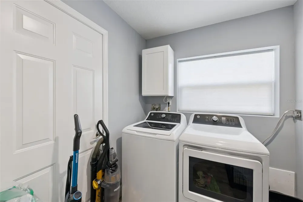 27821 LOIS DRIVE Tavares, FL 32778