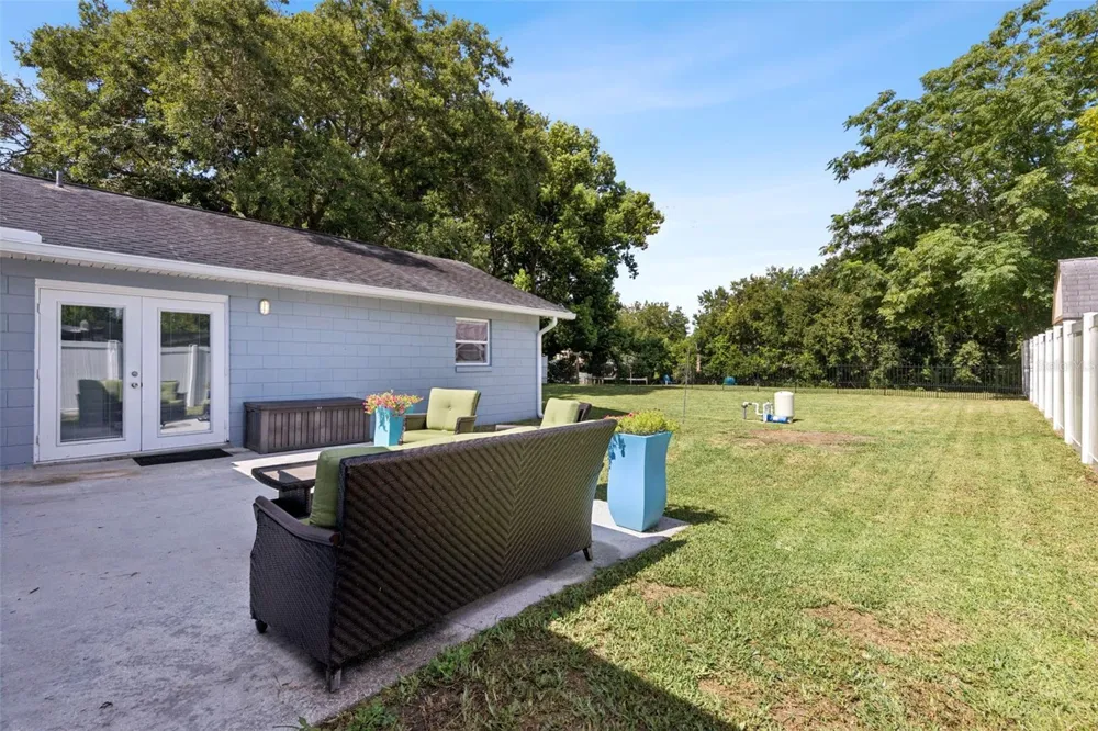 27821 LOIS DRIVE Tavares, FL 32778