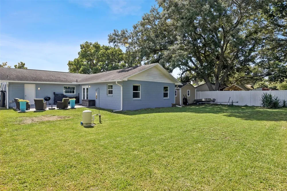 27821 LOIS DRIVE Tavares, FL 32778