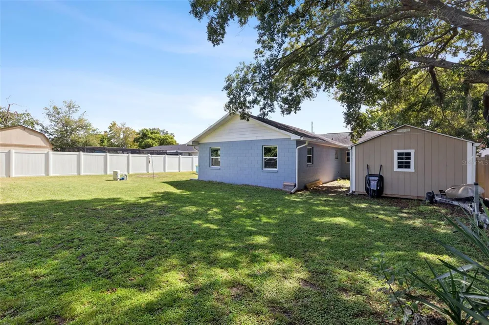 27821 LOIS DRIVE Tavares, FL 32778