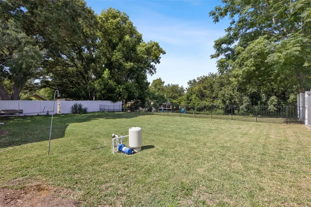 27821 LOIS DRIVE Tavares, FL 32778