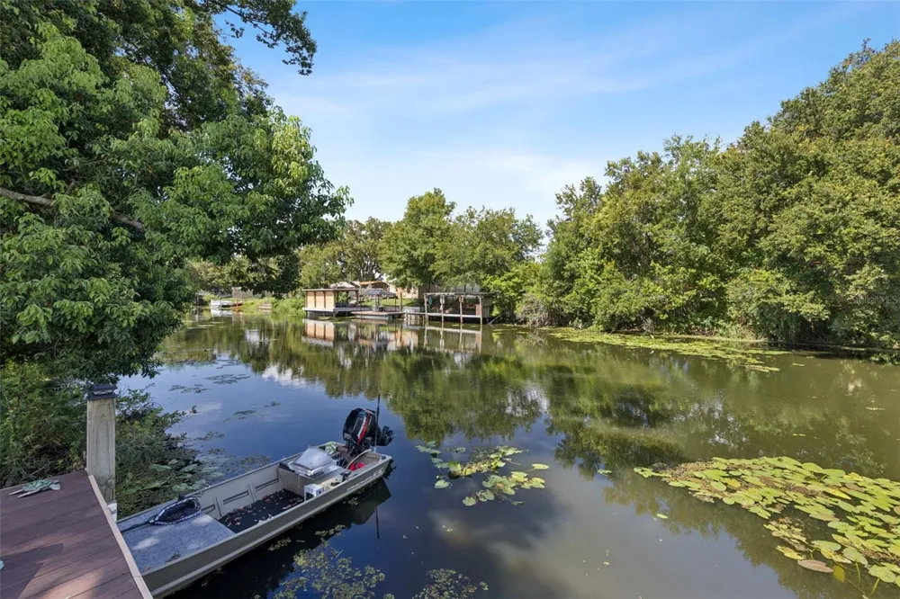 27821 LOIS DRIVE Tavares, FL 32778