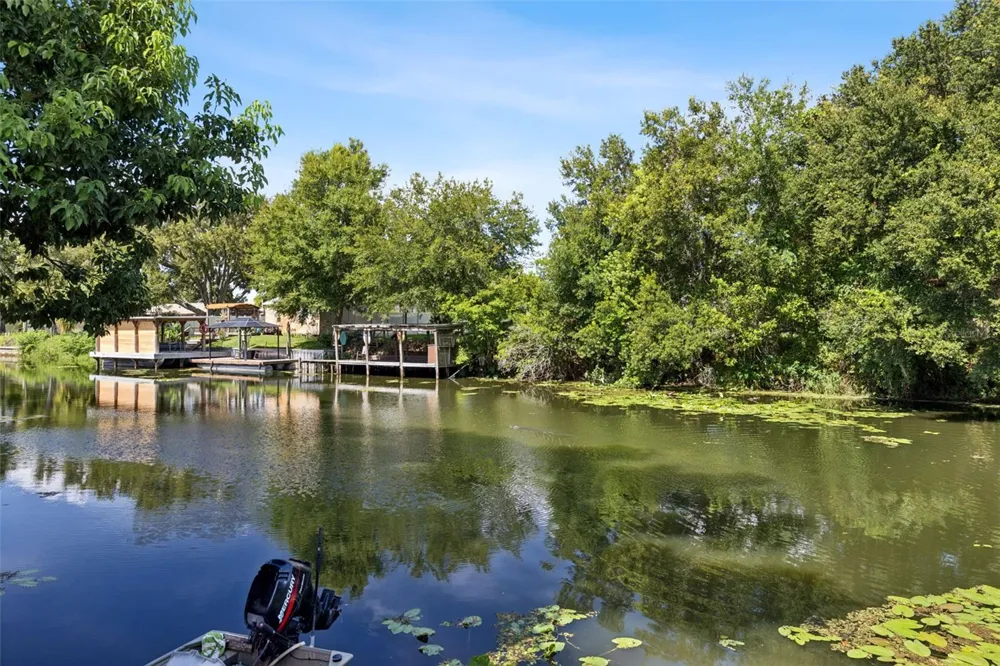 27821 LOIS DRIVE Tavares, FL 32778