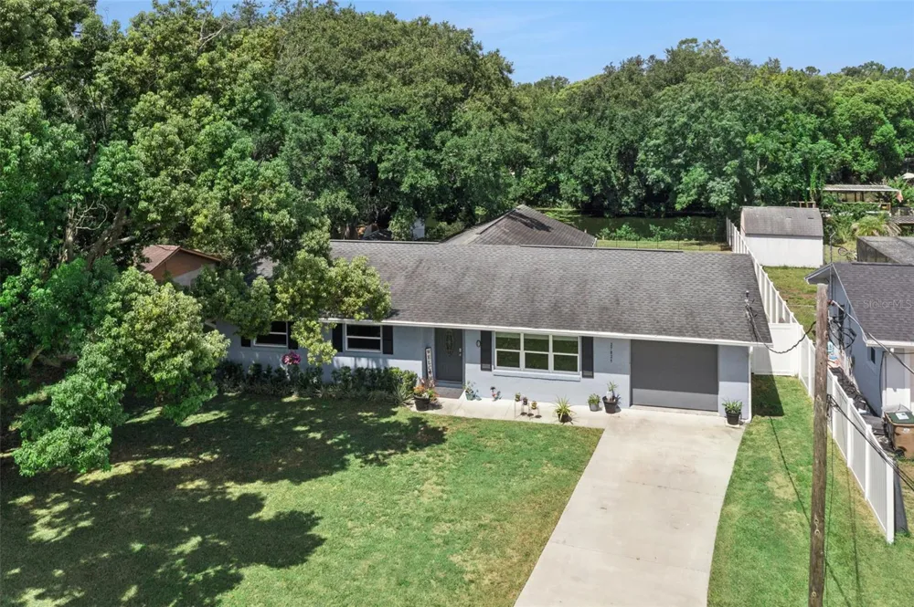 27821 LOIS DRIVE Tavares, FL 32778
