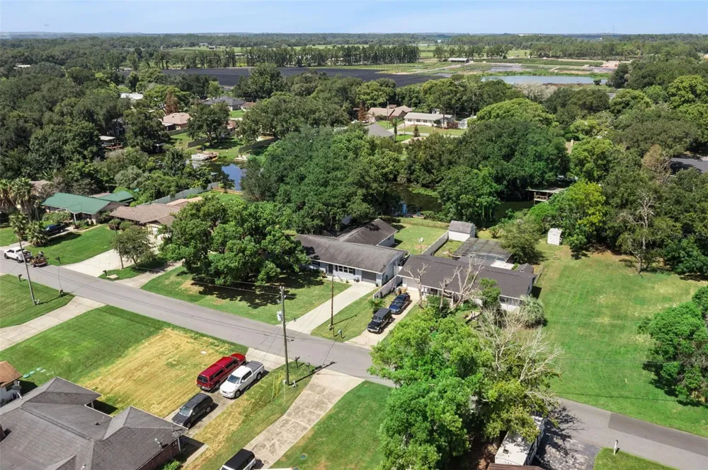 27821 LOIS DRIVE Tavares, FL 32778