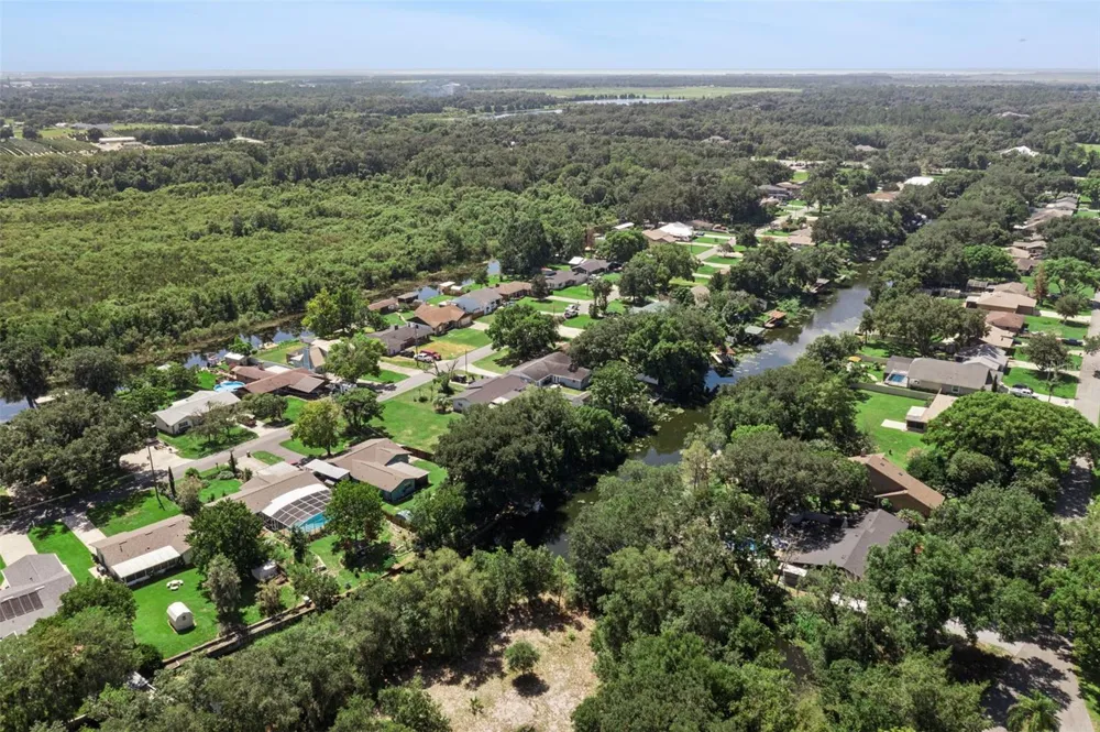 27821 LOIS DRIVE Tavares, FL 32778