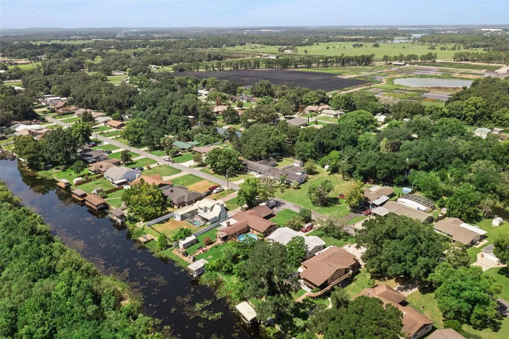 27821 LOIS DRIVE Tavares, FL 32778