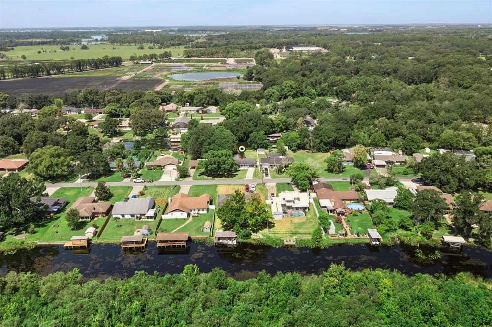 27821 LOIS DRIVE Tavares, FL 32778