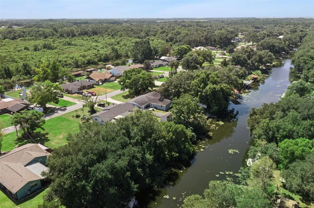27821 LOIS DRIVE Tavares, FL 32778
