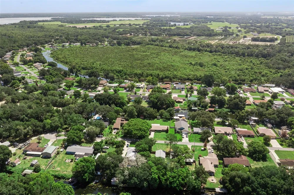 27821 LOIS DRIVE Tavares, FL 32778