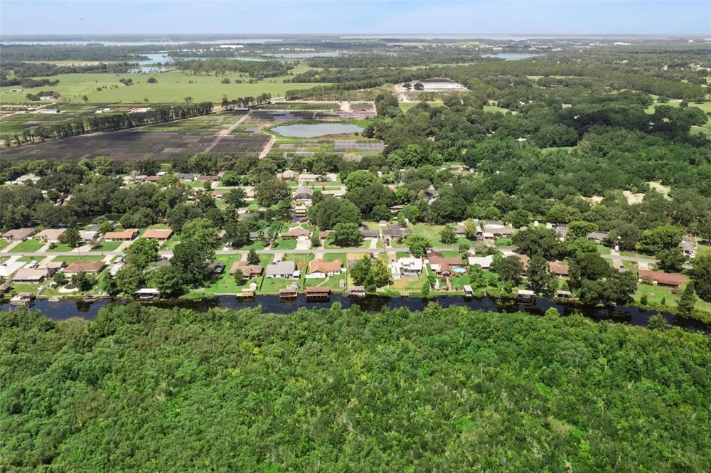27821 LOIS DRIVE Tavares, FL 32778