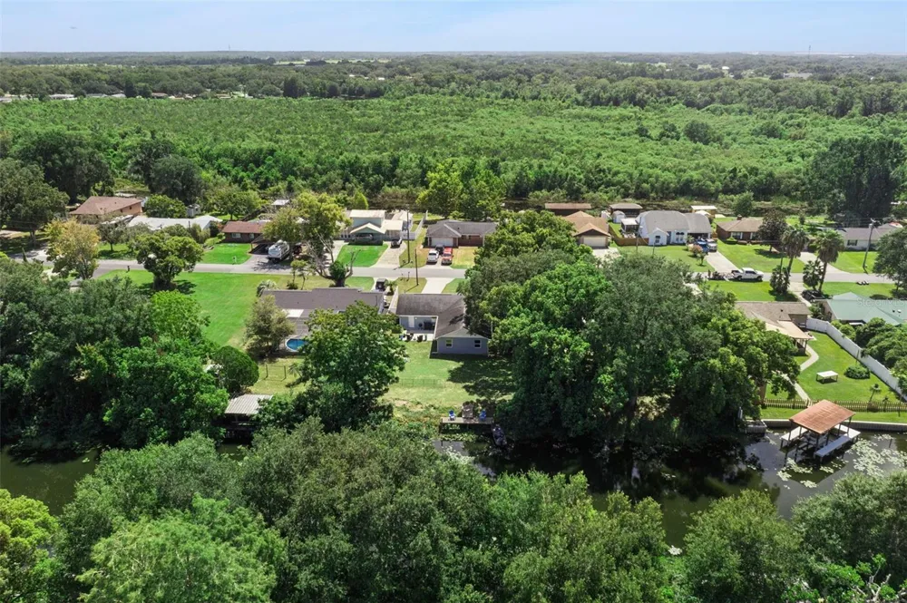 27821 LOIS DRIVE Tavares, FL 32778