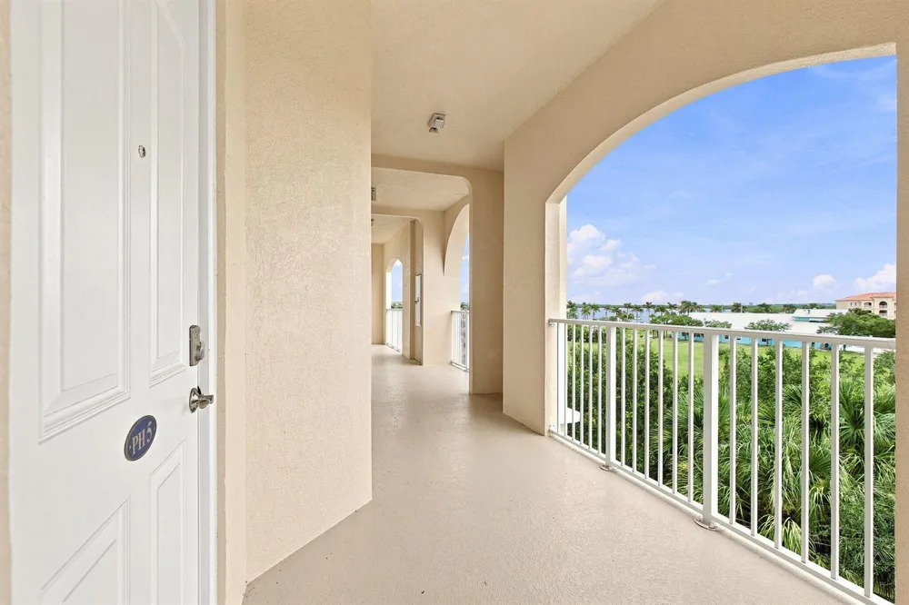34 HARBOUR ISLE DRIVE W #PH05 Fort Pierce, FL 34949