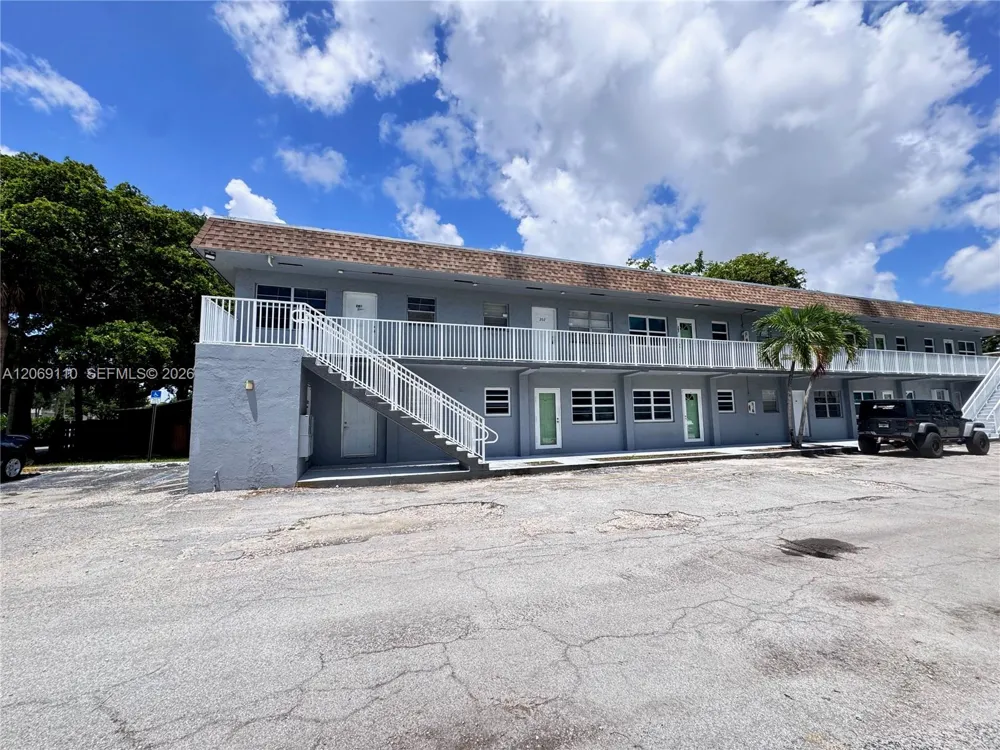 3265 Griffin Rd #202 Dania Beach, FL 33312