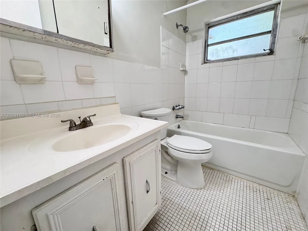 3265 Griffin Rd #202 Dania Beach, FL 33312