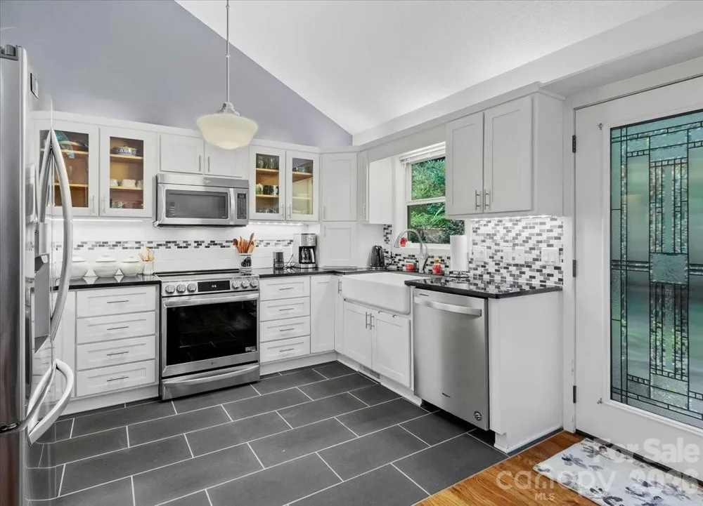 30 Kalmia Cove Burnsville, NC 28714