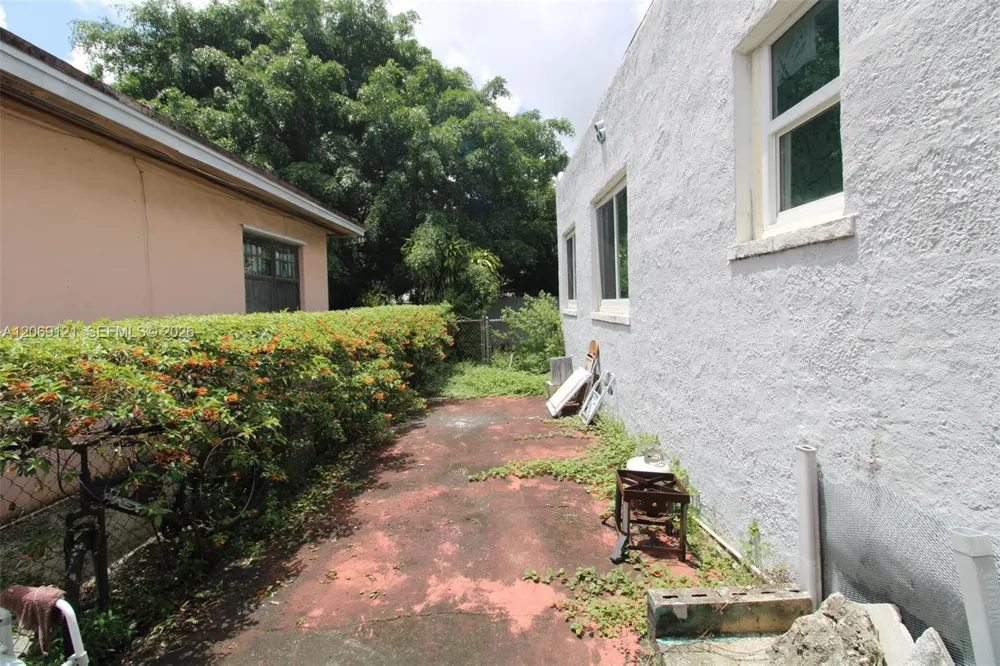 7010 NW 6th Ave Miami, FL 33150