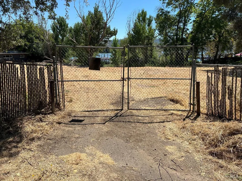13980 Manakee Avenue Clearlake, CA 95422