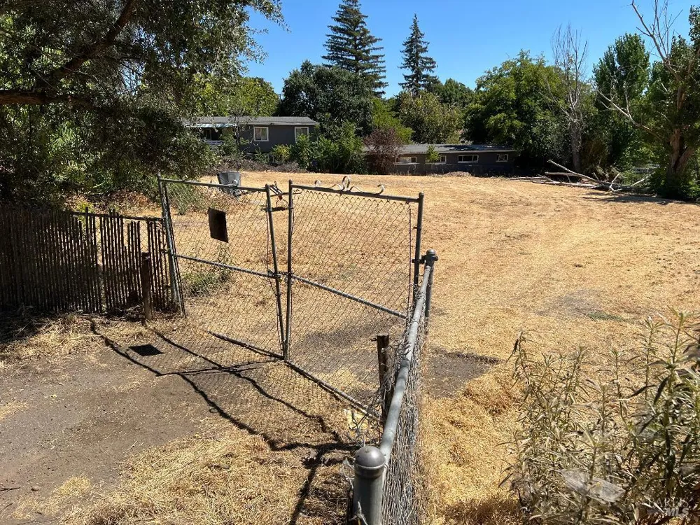 13980 Manakee Avenue Clearlake, CA 95422