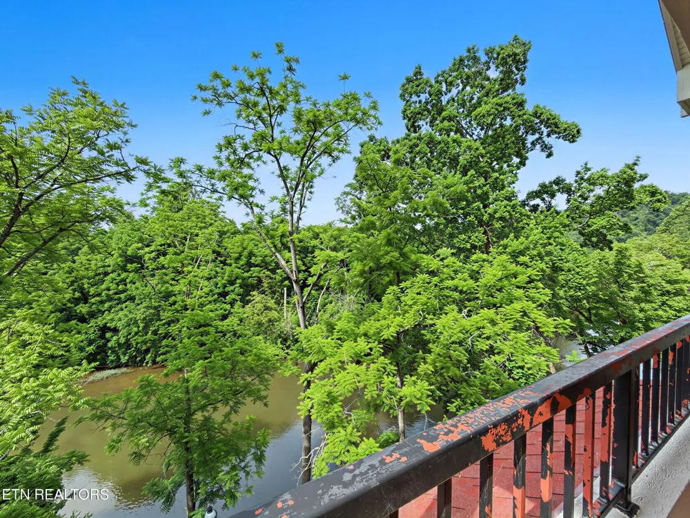 609 River Place Way #UNIT B301 Sevierville, TN 37862
