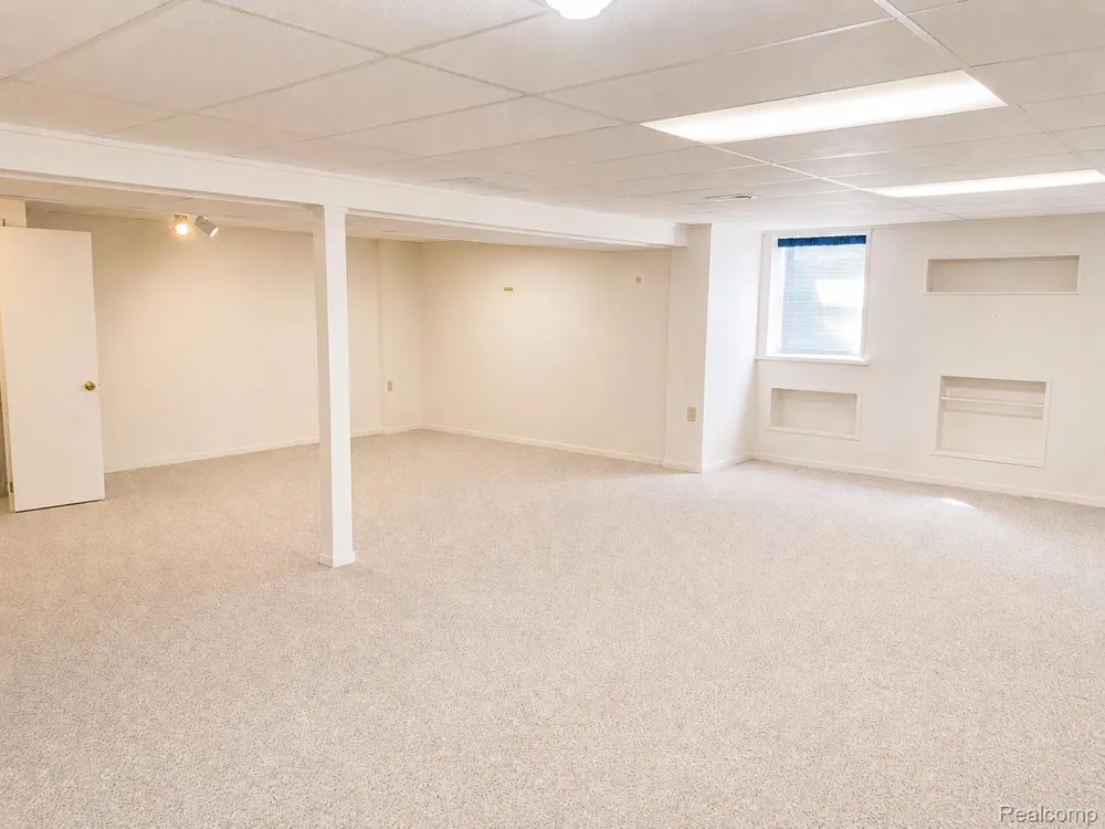 48781 Mill Bank Court Shelby Charter Township, MI 48315