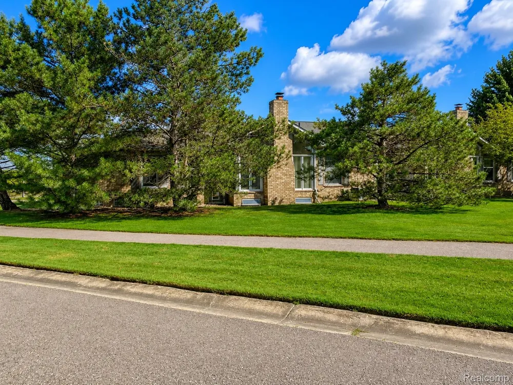 48781 Mill Bank Court Shelby Charter Township, MI 48315