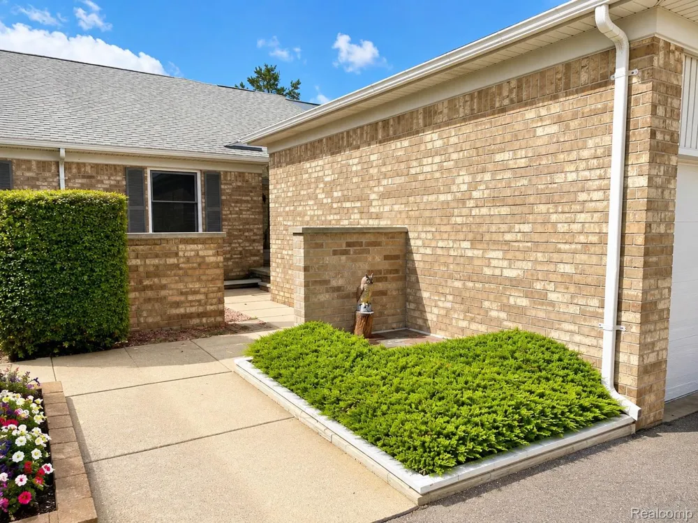 48781 Mill Bank Court Shelby Charter Township, MI 48315