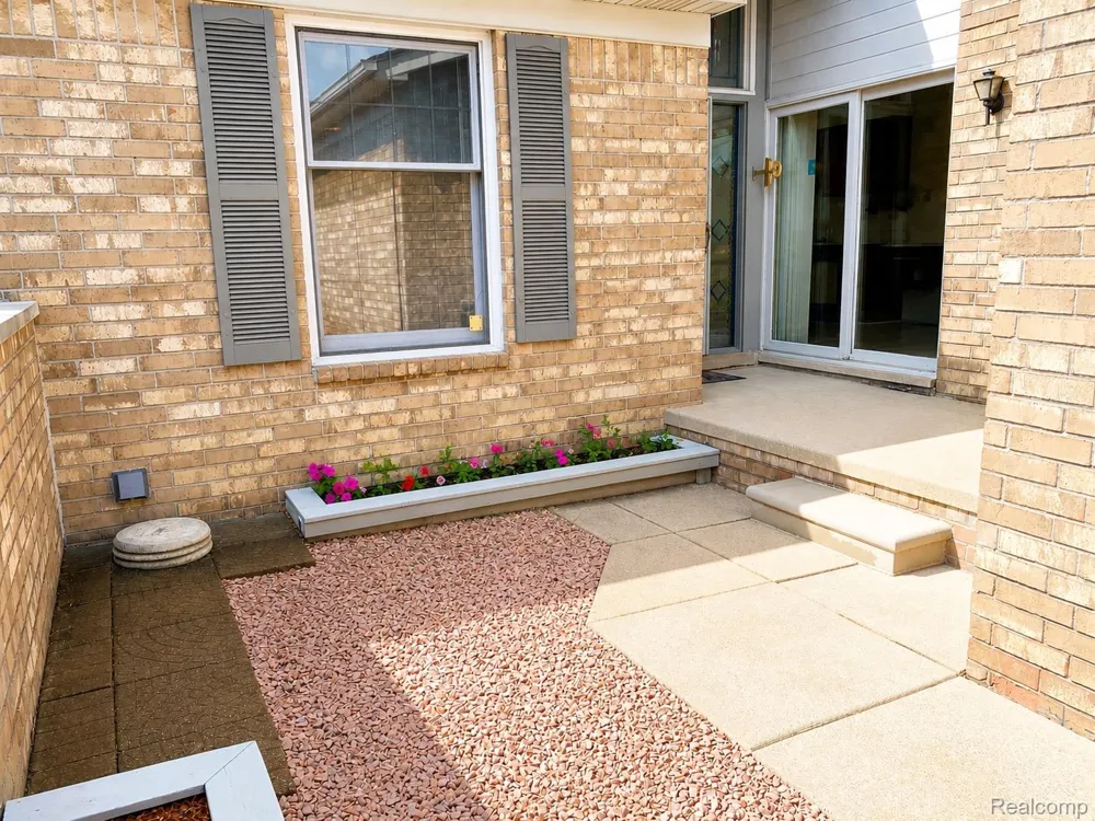 48781 Mill Bank Court Shelby Charter Township, MI 48315