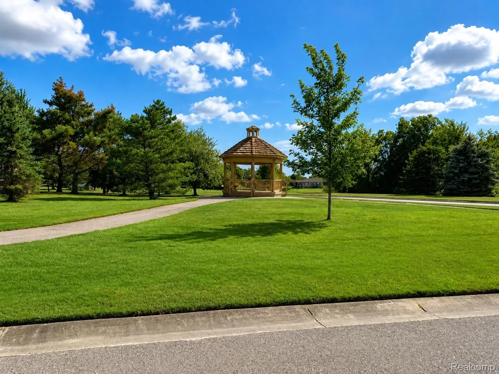 48781 Mill Bank Court Shelby Charter Township, MI 48315
