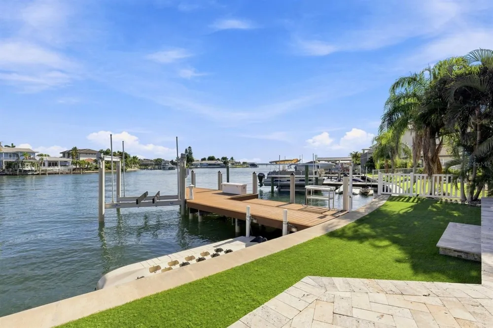 320 PALM ISLAND NE Clearwater Beach, FL 33767